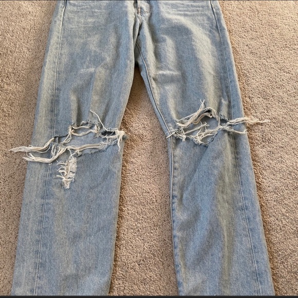 SOLD 🛑 Woman Levis denim jeans distressed - Picture 6 of 8